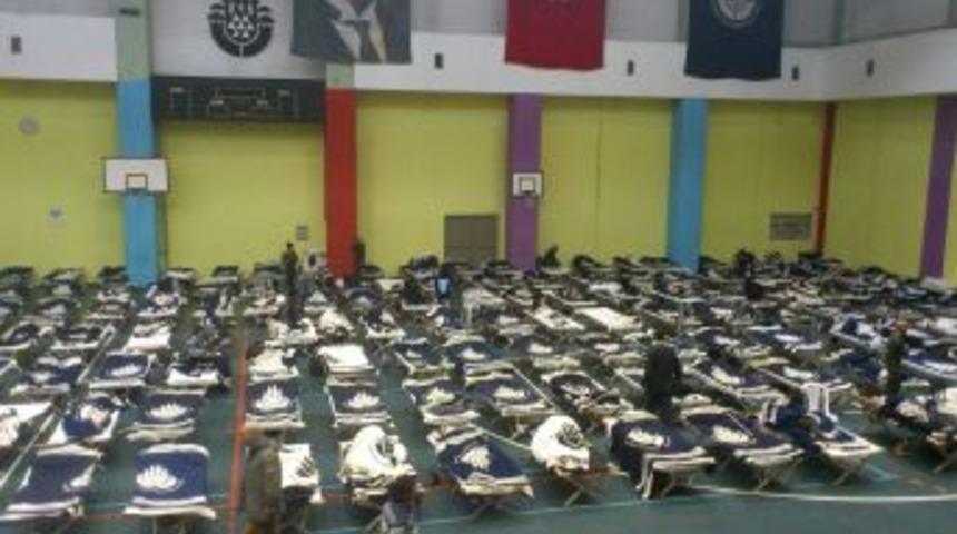 Şiddet mağduru aile, spor salonuna yerleştirildi