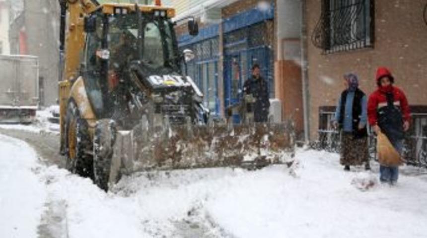 Esenler'de 24 saat kar mesaisi