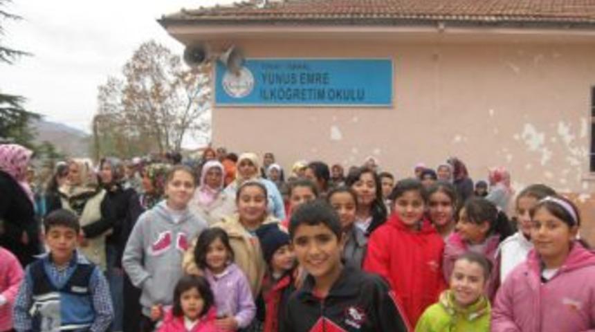 Kapatılan okulun &ouml;ğrenci ve velileri protesto y&uuml;r&uuml;y&uuml;ş&uuml; yaptı