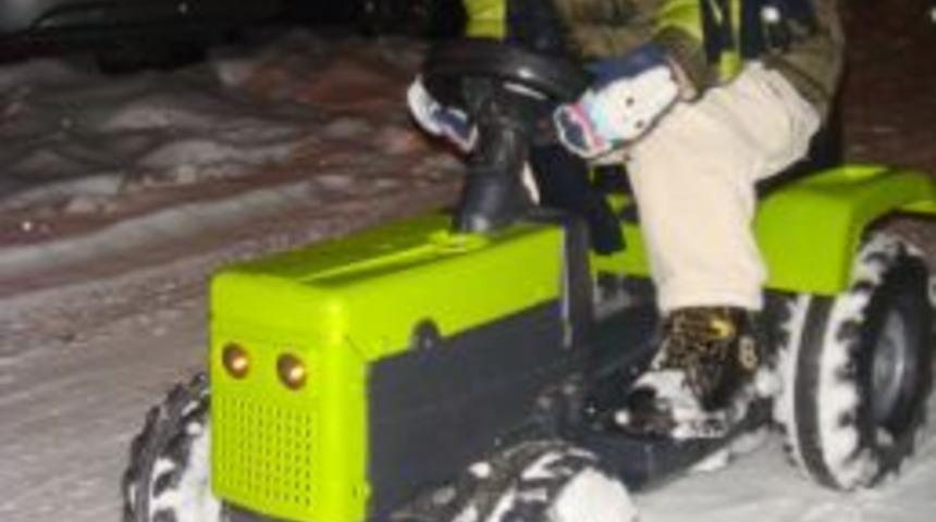 &Ccedil;ocukların 'ak&uuml;l&uuml; arabalı' kar keyfi