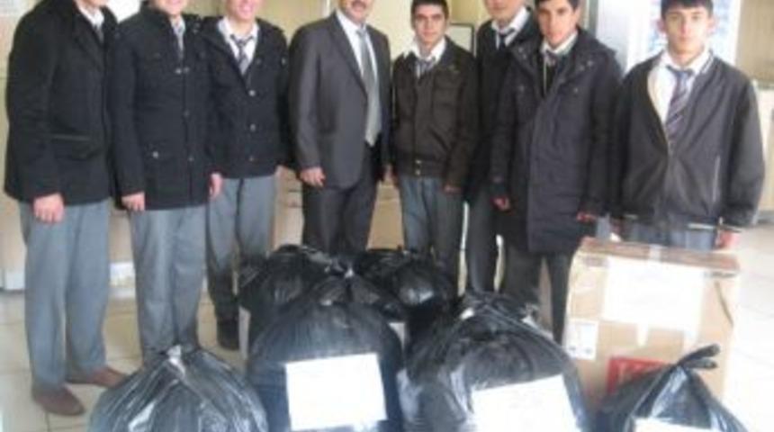 İmam hatip lisesi &ouml;ğrencileri, har&ccedil;lıklarını depremzedelere g&ouml;nderdi