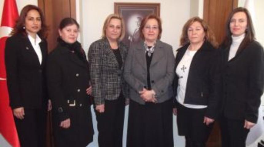 AK Partili kadınlar, İzmir Barosu Başkanı Pekdaş ile kadına şiddeti konuştu