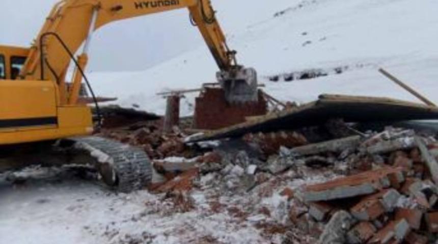 Giresun yaylalarında ka&ccedil;ak yapılar yıkılıyor