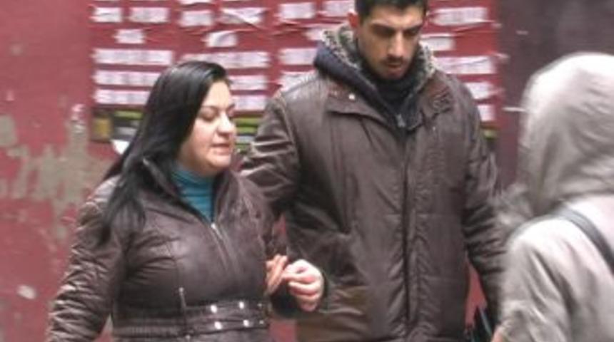 Kuyumcudan bilezik &ccedil;alan kadın polisten ka&ccedil;amadı