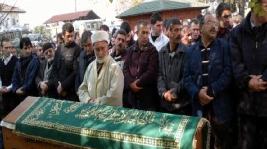 Banyoda &ouml;l&uuml; bulunan liseli gen&ccedil; toprağa verildi