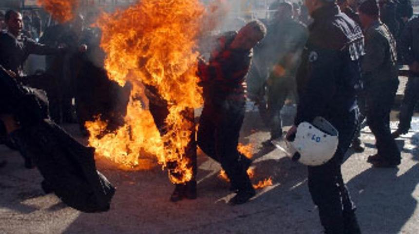 Eylem yapan pazarcı kendini yaktı