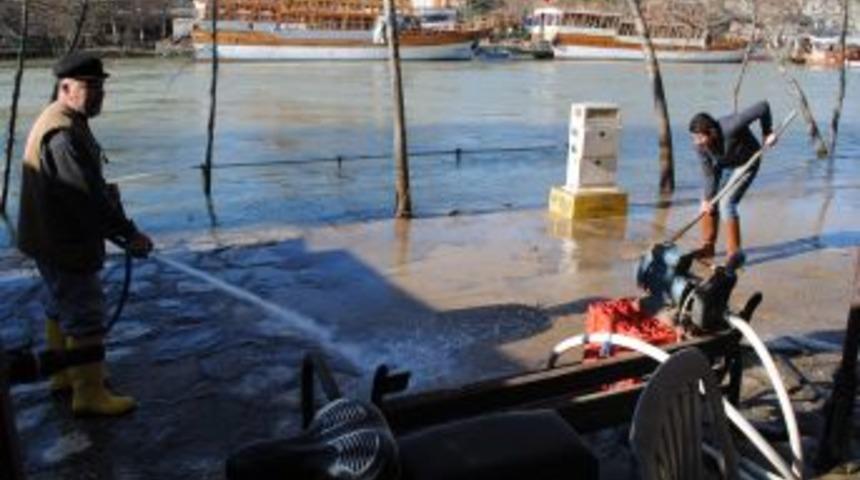 Manavgat Irmağı kenarında temizlik &ccedil;alışmasına başlandı