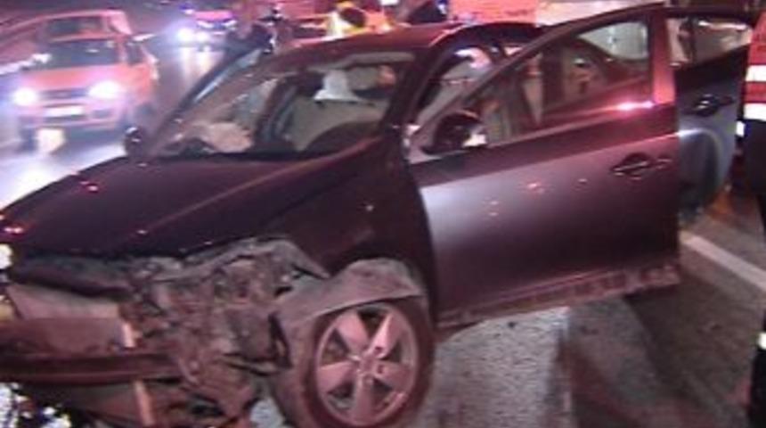 Metrob&uuml;s yoluna giren otomobil hurdaya d&ouml;nd&uuml;