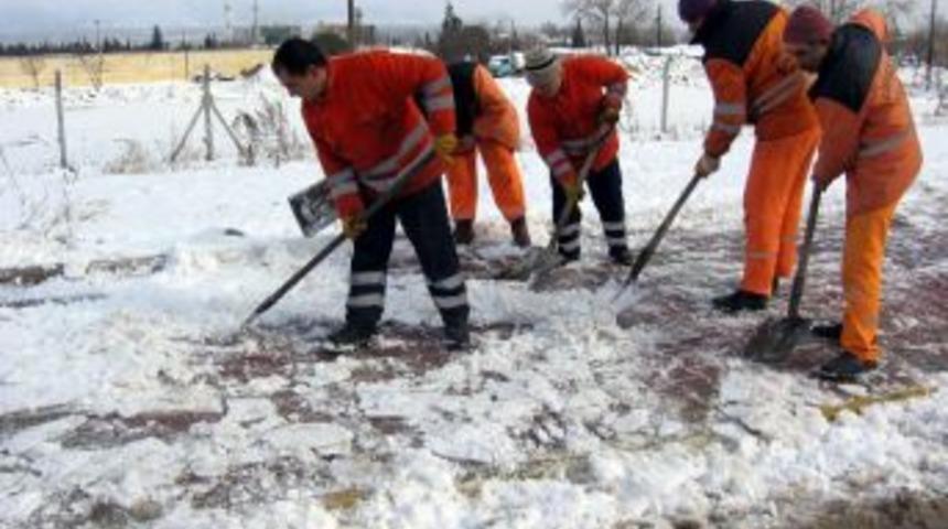 Yıldırım&rsquo;da karla m&uuml;cadele &ccedil;alışmaları s&uuml;r&uuml;yor
