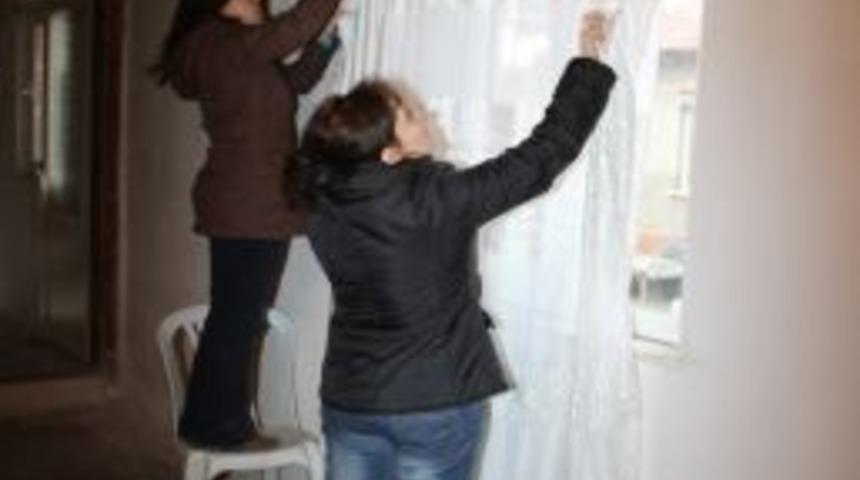 Evi yanan Yatkın ailesine Denizli Sevgi Eli yardım etti