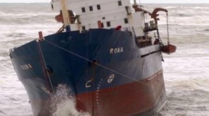 Karaya oturan kuru y&uuml;k gemisi kurtarılmayı bekliyor