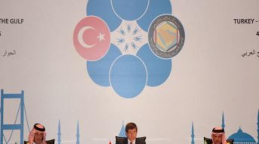Davutoğlu Suriye&rsquo;de kardeş kanının durmasını istiyor