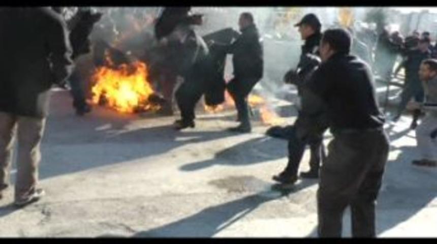 Pazarcı esnafı &uuml;zerine benzin d&ouml;k&uuml;p yaktı