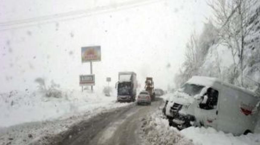 Minib&uuml;s&uuml; yolda kalmaktan yolcular kurtardı