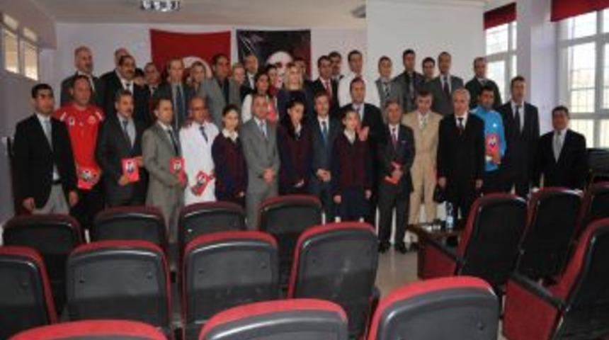 6 bin 200 &ouml;ğretmene kitap hediye edildi