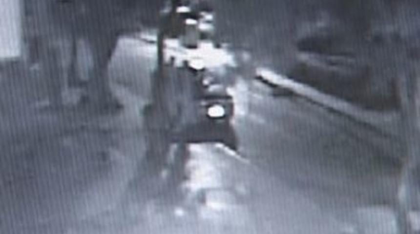 Otomobilin bagajını 15 saniyede a&ccedil;an hırsızlar g&uuml;venlik kamerasında