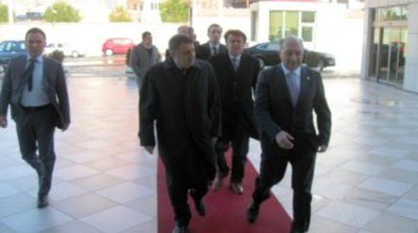 AK Parti'li vekiller Kahramankent Eğitim Kurumları'nı ziyaret etti