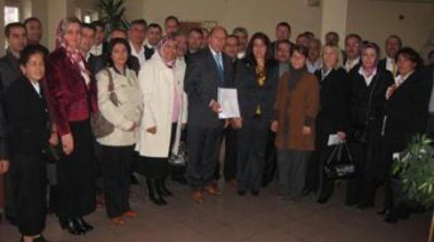 Yeni y&ouml;netim mazbatasını aldı