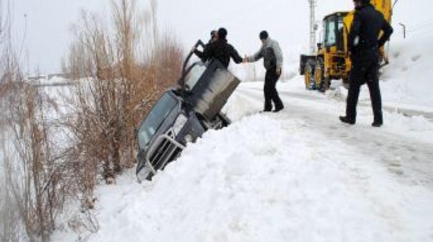 Yoldan &ccedil;ıkan otomobil u&ccedil;urumun kıyısında asılı kaldı