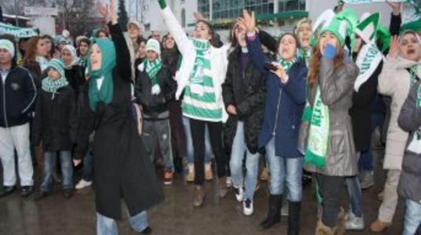 Yasaklı taraftar, takımı meşalelerle karşıladı