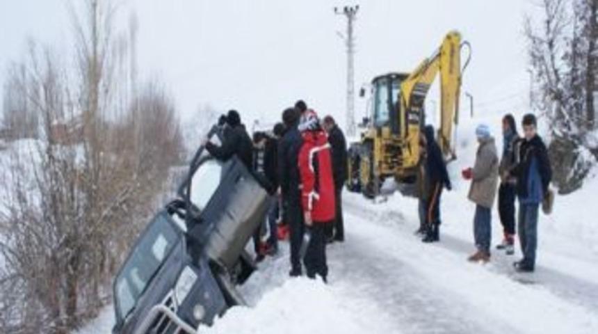 Yol kenarında asılı kalan aracın d&uuml;şmemesi i&ccedil;in ilgin&ccedil; &ccedil;&ouml;z&uuml;m