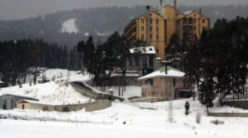 Sarıkamış'ta kar kalınlığı 170 santimetreye ulaştı