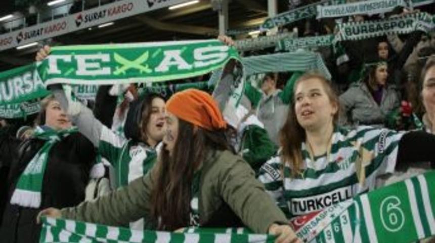 Bursasporlu bayan taraftarlar, ilgin&ccedil; pankartlarıyla dikkat &ccedil;ekti