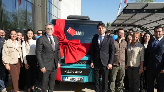 İzmir'de üretilen elektrikli hafif ticari araç trafiğe çıktı