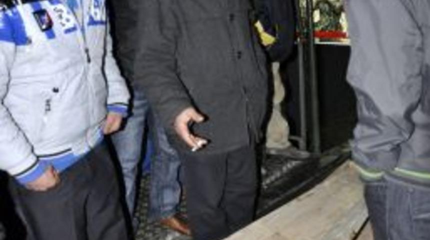 İntihar etmek isteyen gence vatandaş tabut fırlattı