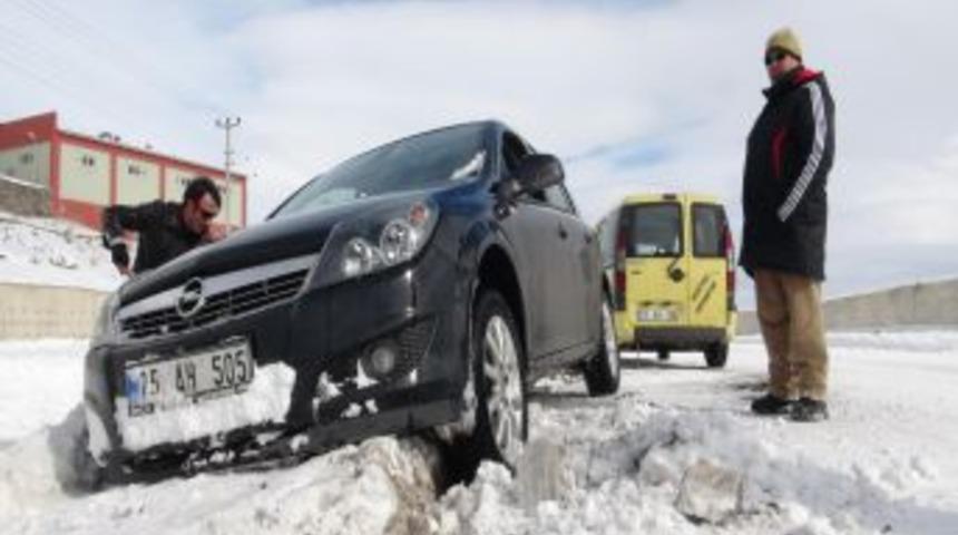 Ardahan&rsquo;da ara&ccedil; kara saplandı