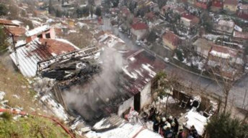 Fel&ccedil;li anne ve oğlu, alevler arasından son anda kurtarıldı