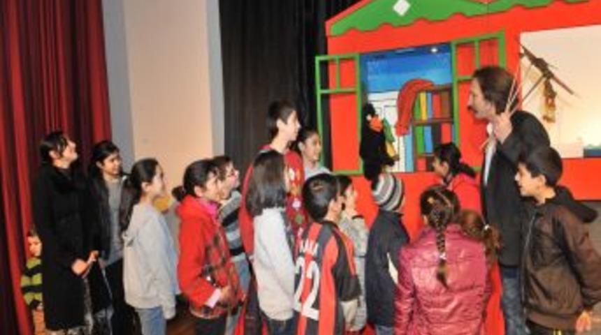 Depremzede minikler tiyatro izledi