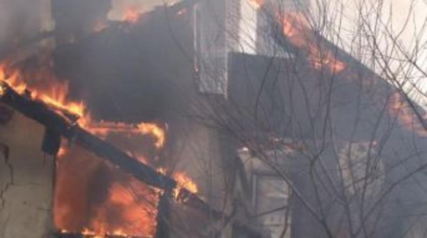 Merdivensiz itfaiye ekibi yangına m&uuml;dahale edemedi, vatandaş gerildi