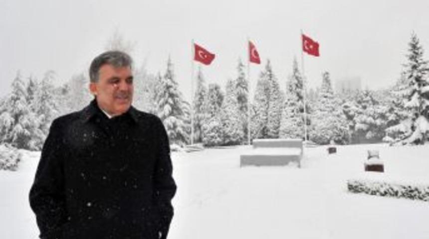 Cumhurbaşkanı G&uuml;l'&uuml;n kar keyfi