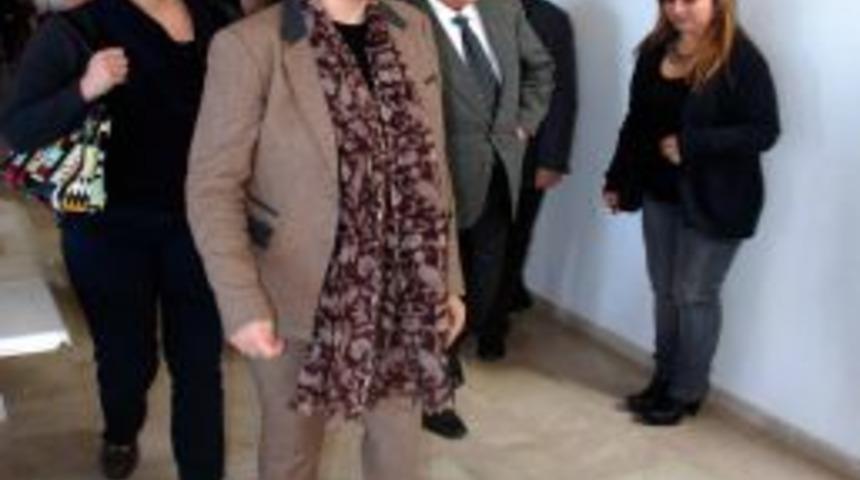 Engel tanımayan vekil Pavey işitme engelli ailelere moral verdi