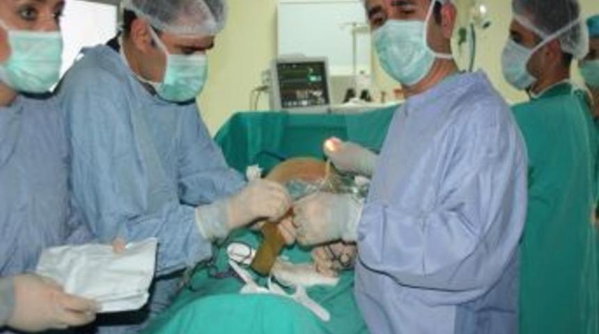 Diyarbakır&rsquo;da laparoskopik fıtık onarımı ameliyatı yapıldı