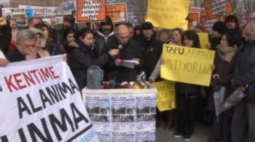 Taksim'de, 'şemsiyeli' kentsel d&ouml;n&uuml;ş&uuml;m protestosu