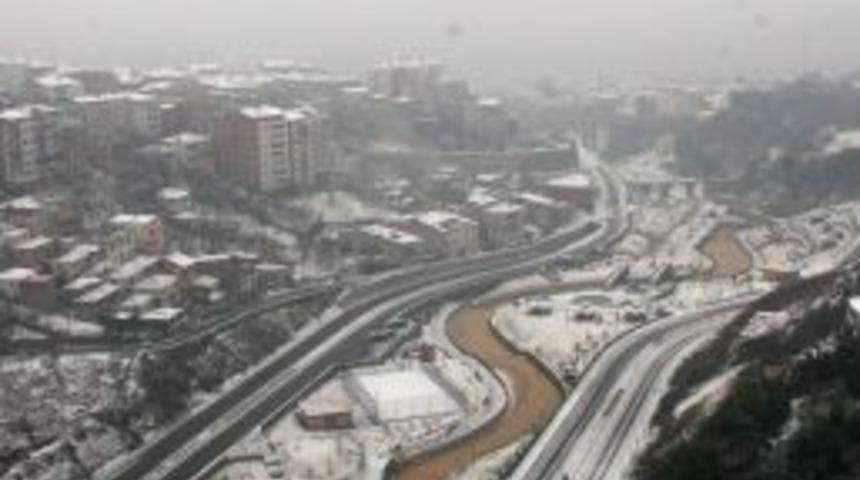 Trabzon&rsquo;da şehir merkezine mevsimin ilk karı yağdı