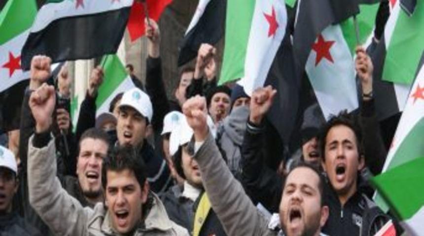 T&uuml;rkiye&rsquo;de yaşayan Suriyeliler Esed&rsquo;i protesto etti