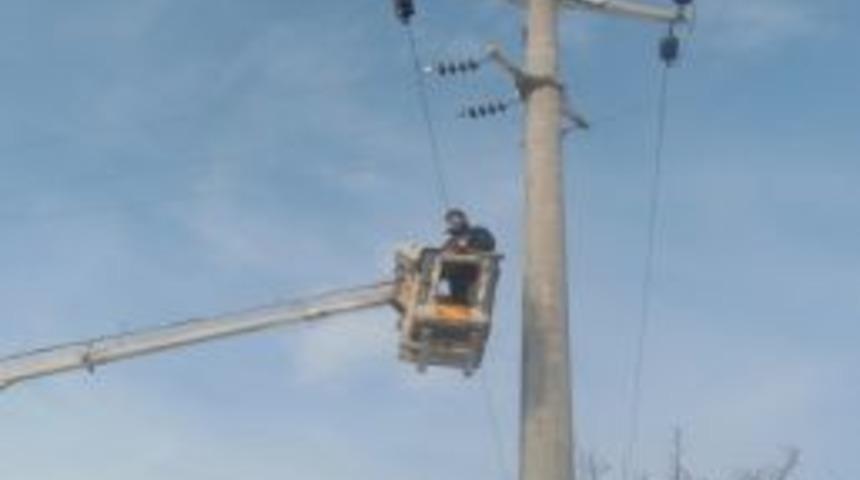 Buz y&uuml;k&uuml;ne dayanamayan enerji hatları koptu