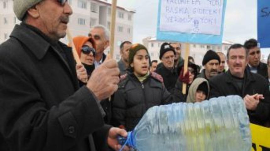 Depremzede TOKİ mağdurları sokağa d&ouml;k&uuml;ld&uuml;