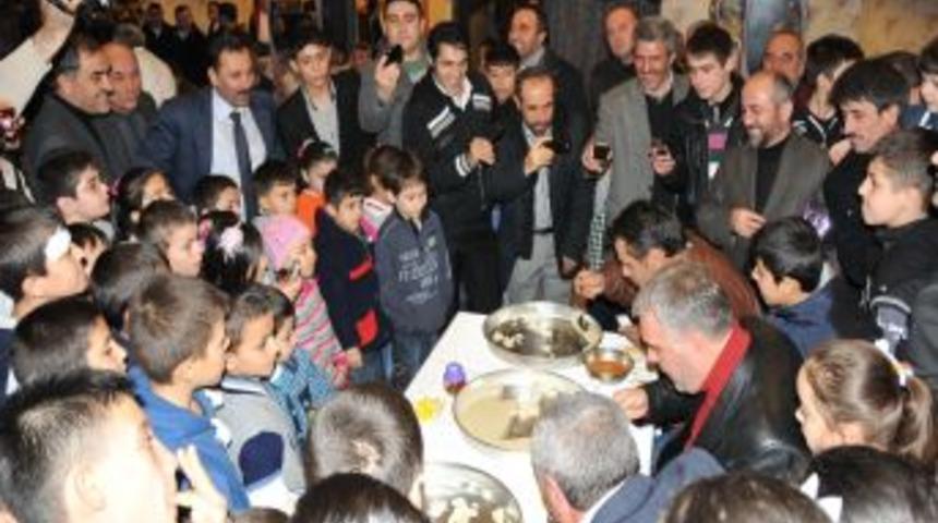 Bir tepsi hamuru en hızlı yemek i&ccedil;in yarıştılar