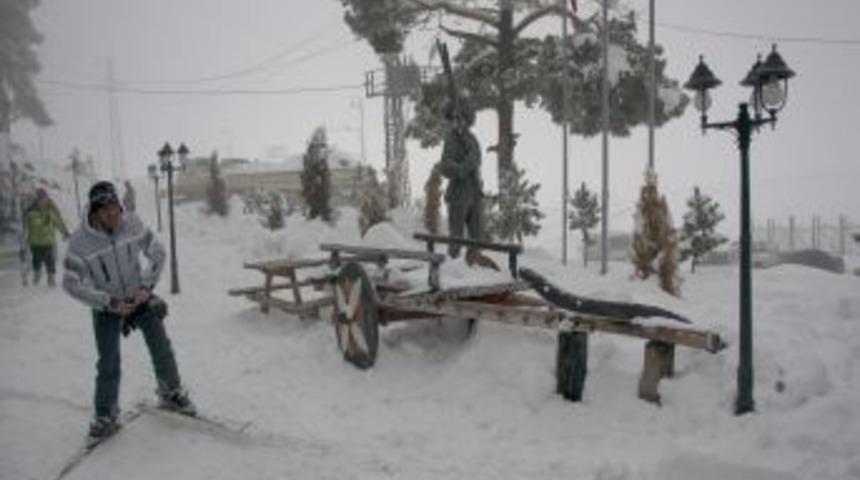 Sarıkamış, kayak mevsiminin yaşandığı bu g&uuml;nlerde u&ccedil;ak seferleri ile uğraşıyor