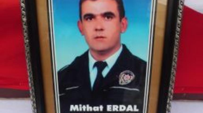 Hayatını kaybeden polis g&ouml;zyaşları arasında son yolculuğuna uğurlandı