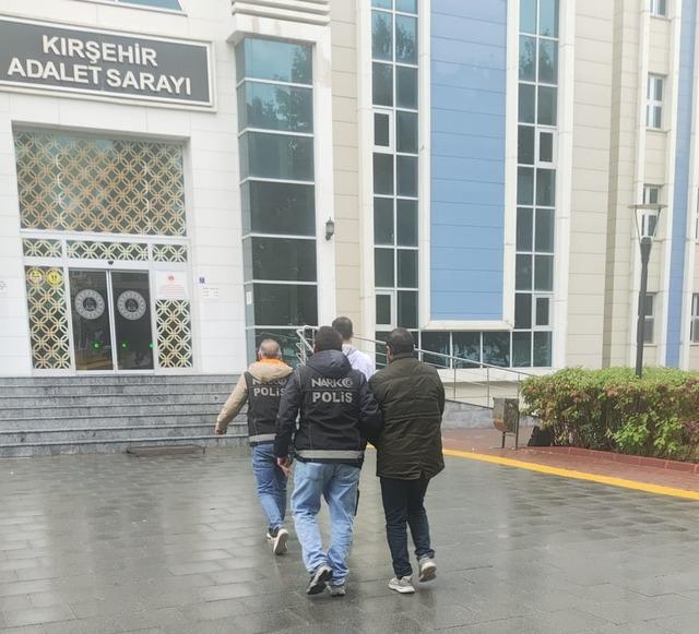 Kırşehir de mide ve bağırsaklarında 731 gram uyuşturucu bulunan 2 zanlı tutuklandı 1