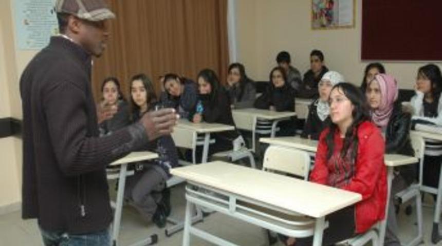 Tatilde İngilizceyi 6 yabancı &ouml;ğretmenden &ouml;ğreniyorlar