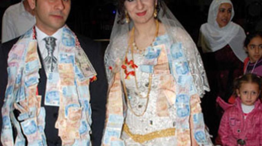 Kızına 1 kiloluk altın kemer taktı!