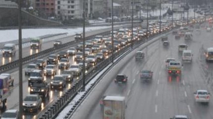 Kar, İstanbul'da ulaşımı olumsuz etkiliyor