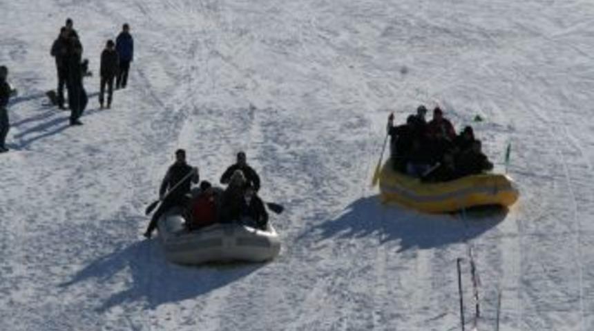 Kar &uuml;zerinde rafting keyfi