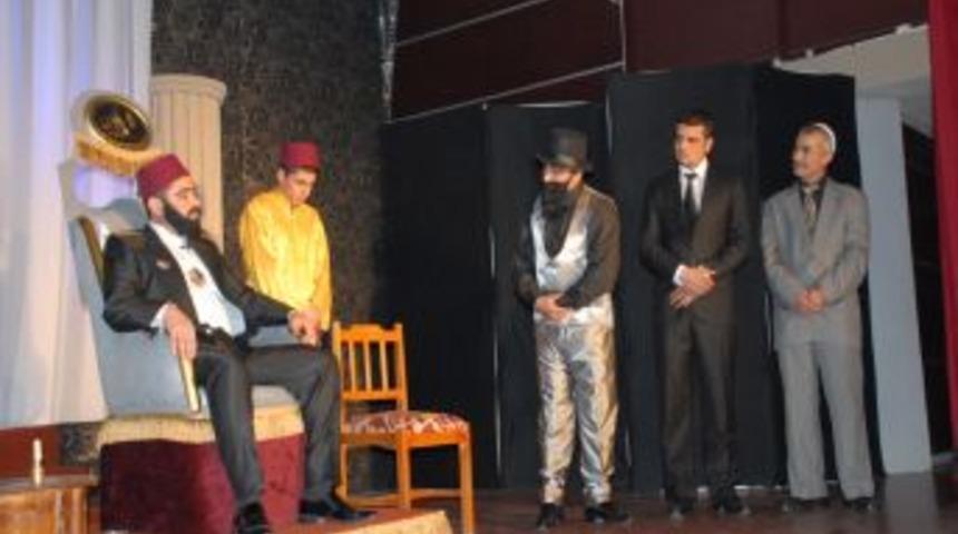 'Abd&uuml;lhamit Han' adlı oyun beğeniyle izlendi